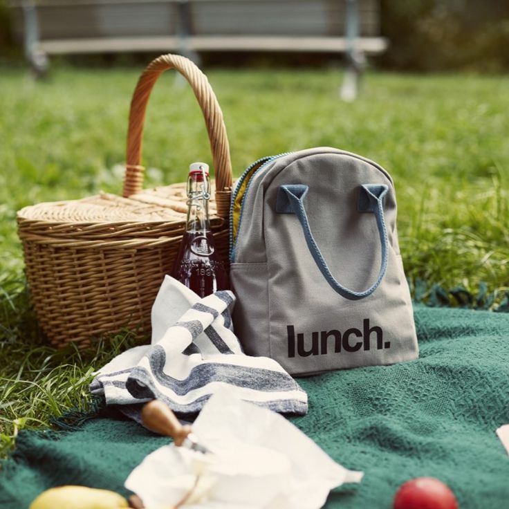 Grön picknickfilt med grå väska från Smarta Saker