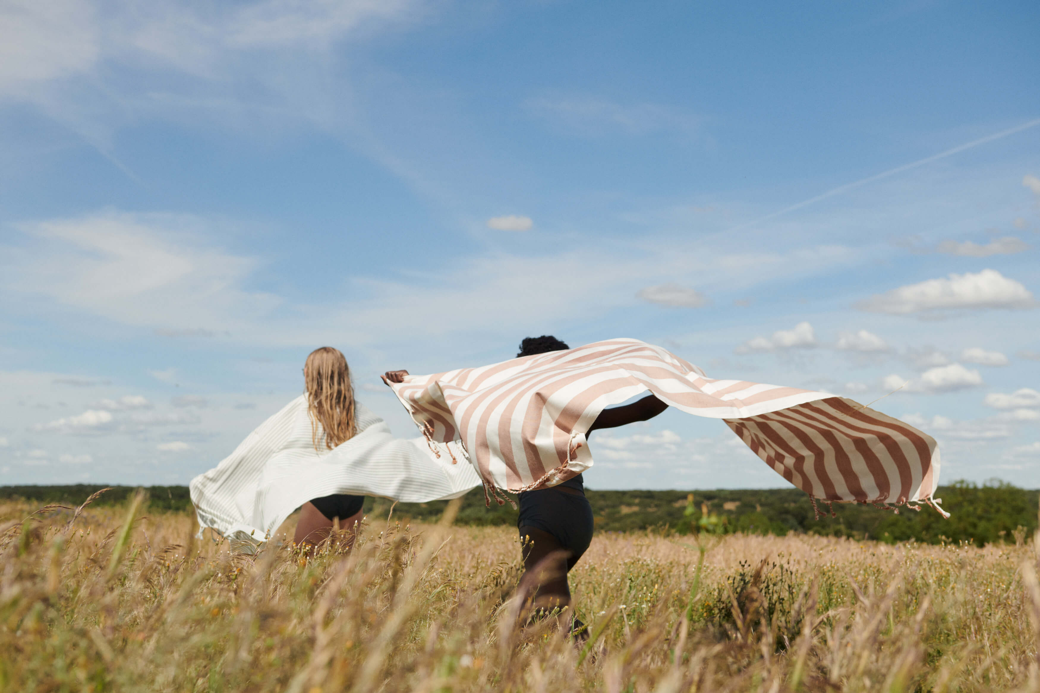 Liewood people playing in the field with blankets