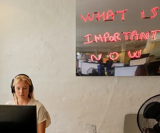 Customer service agent at work