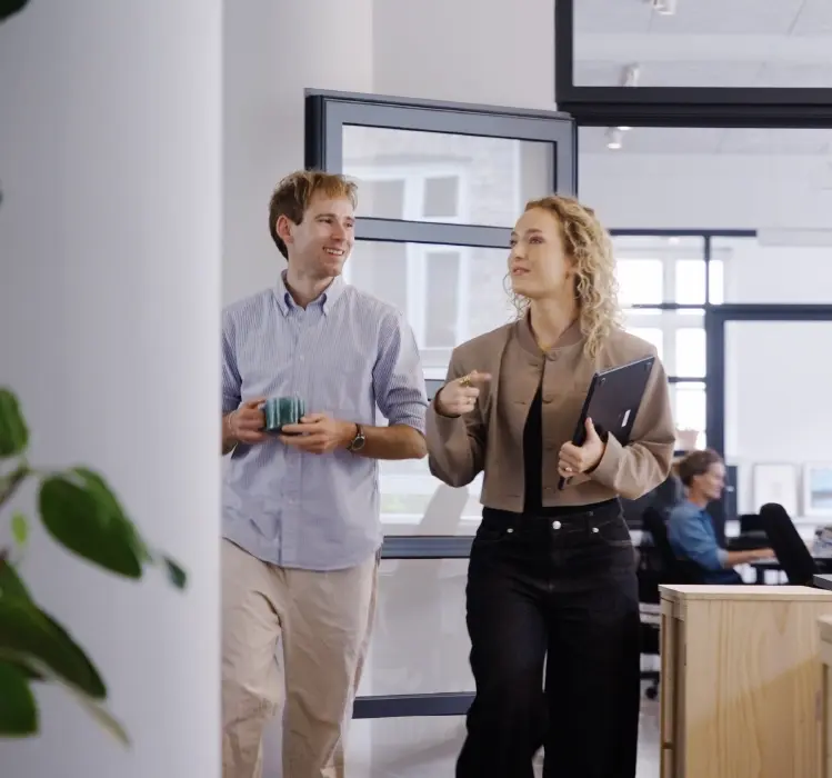 employees-walking