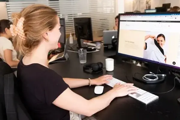 Employee researching a webshop at her desk